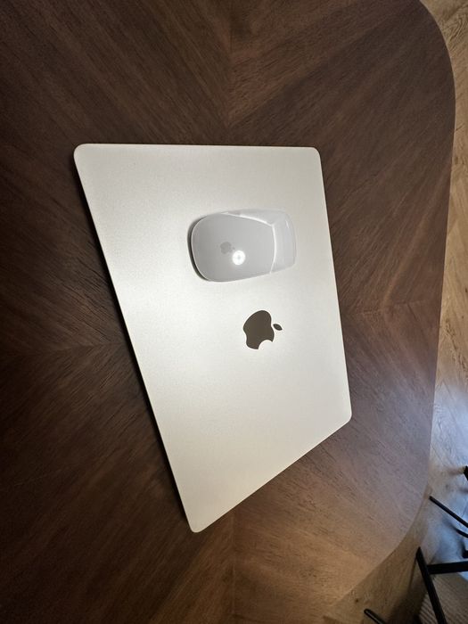 MacBook Air 15,3 M3 512GB + Magic Mouse
