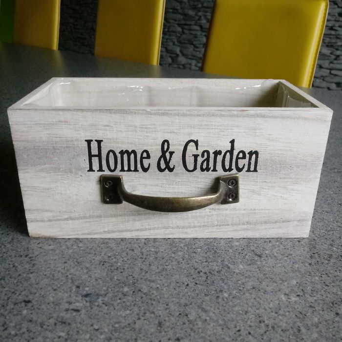 Drewniana osłonka, skrzynka z ozdobnym uchwytem