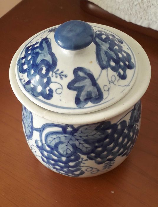 Pote branco e azul, com tampa, com desenhos de uvas