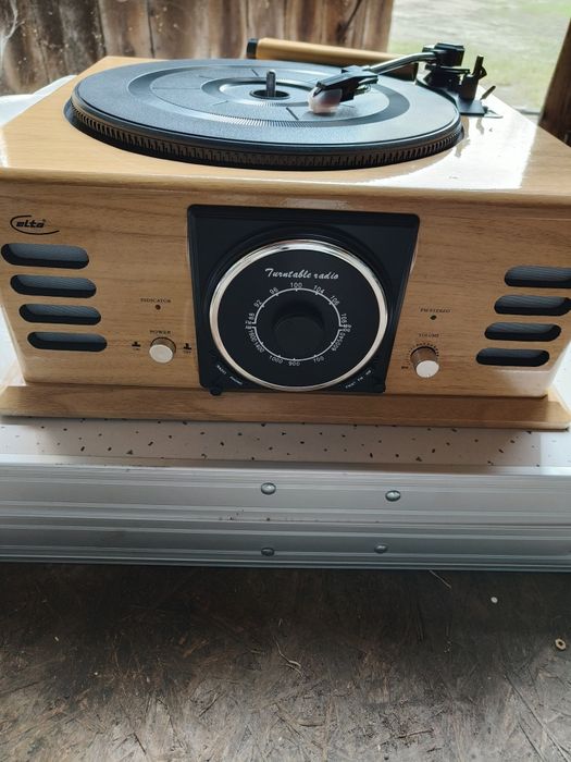 Stary gramofon winylowy