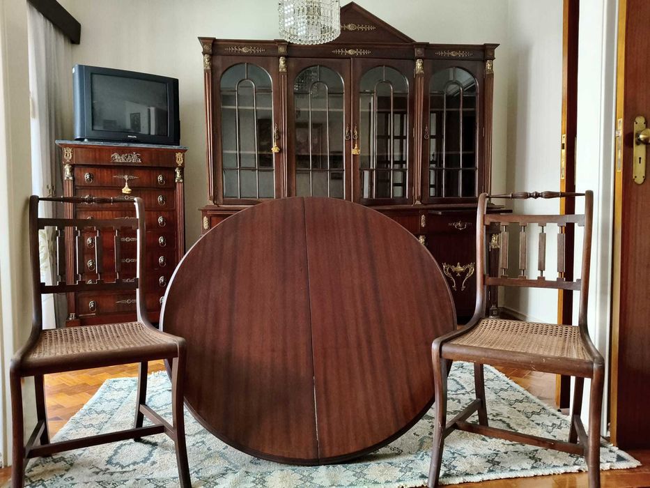 Mobília clássica Estilo Império em mogno com ornamentos dourados