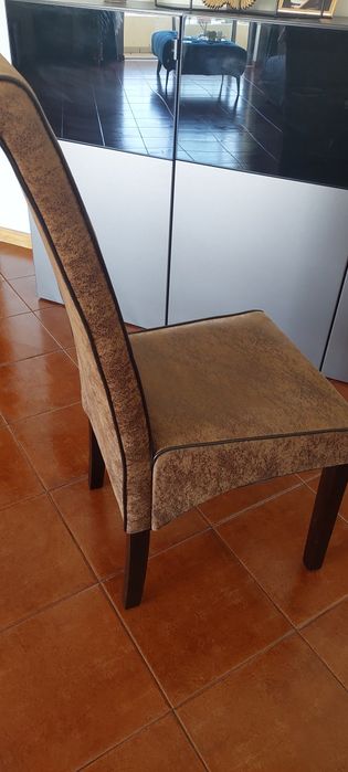 Quatro cadeiras de mesa de jantar novas
