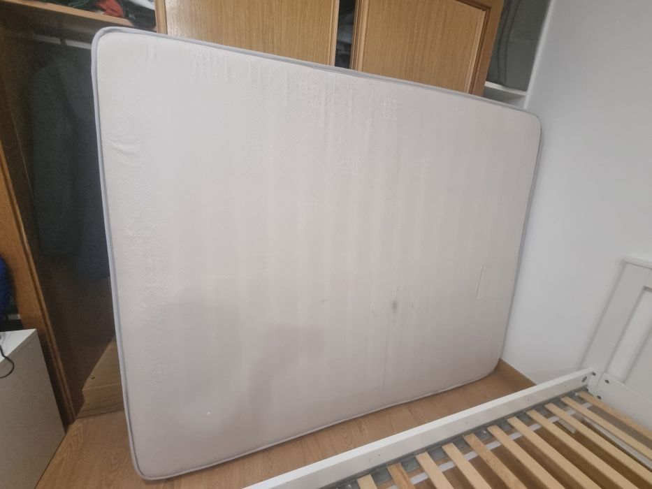 Cama de casal com colchão e estrado incluído