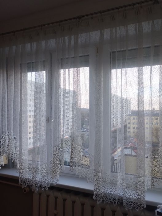 Firana na taśmie z gipiurą na duże okno - 5,20 m po umieszczeniu