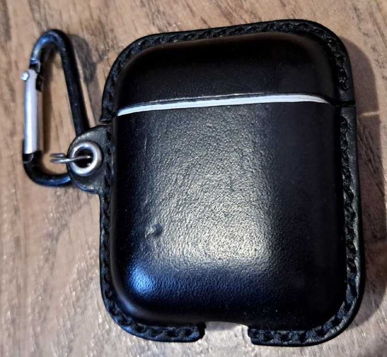 Продам Airpods 2 покоління б/в із шкіряним чохлом