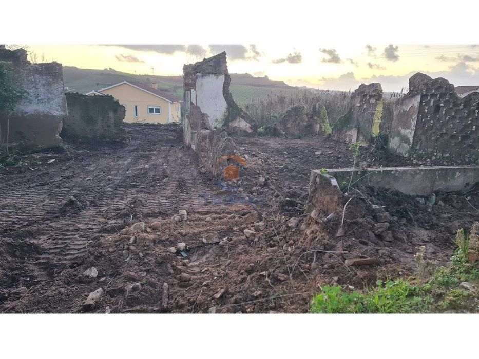 Ruína com 170 m2 em terreno com 1000 m2 | Arneiros, Ventosa TVD
