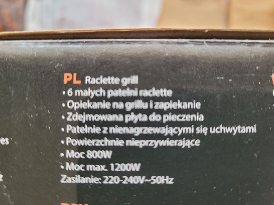 Domowy elektryczny grill raclette.