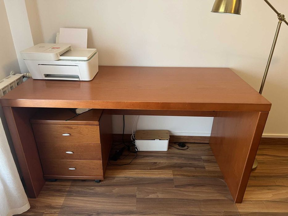 Secretária em cerejeira com cadeira