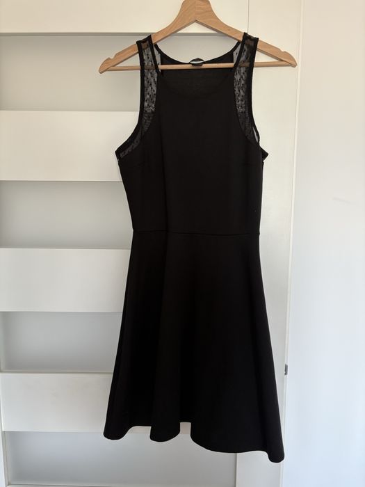 Czarna, krótka sukienka na ramiączkach ze zdrobieniem