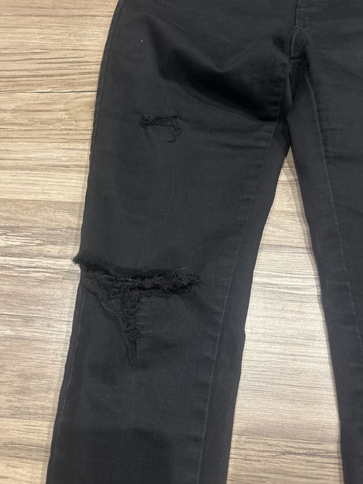 Czarne dżinsy z rozdarciami