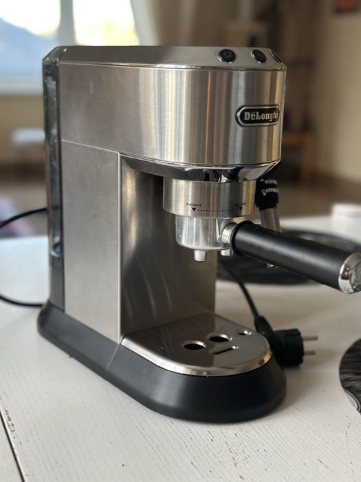 Продам кофеварку Delonghi Dedica EC 685