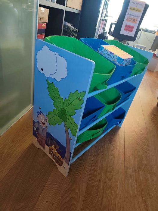 Estante de brinquedos piratas