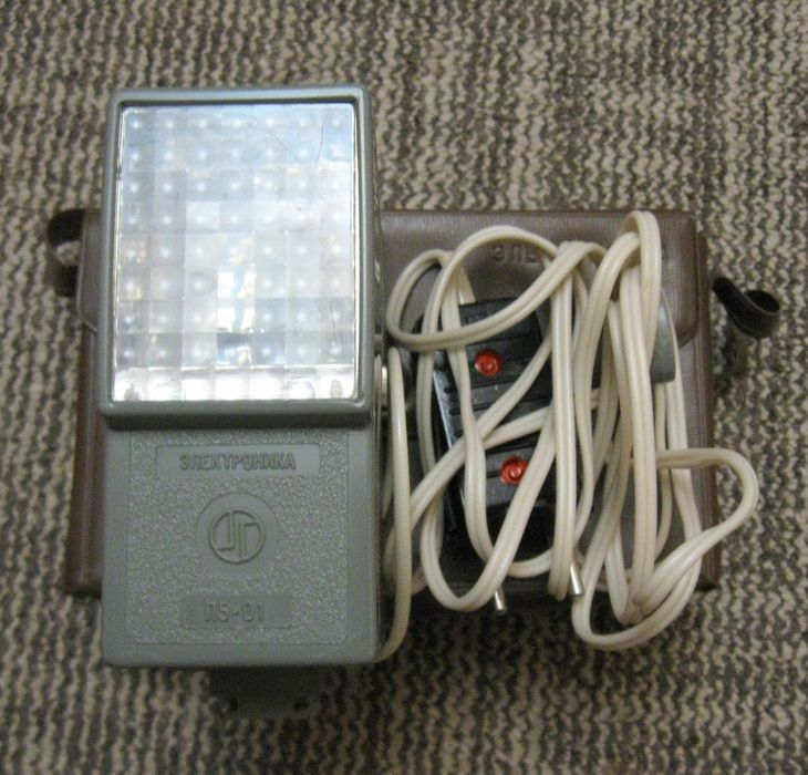 Фотовспышка Электроника Л5-01 в чехле.