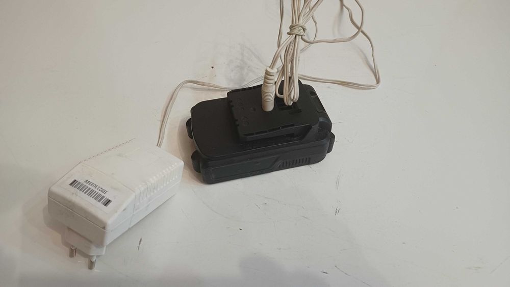 Zasilacz ( Ładowarka )  do wkrętarek  z  bat 20V Lux Tools