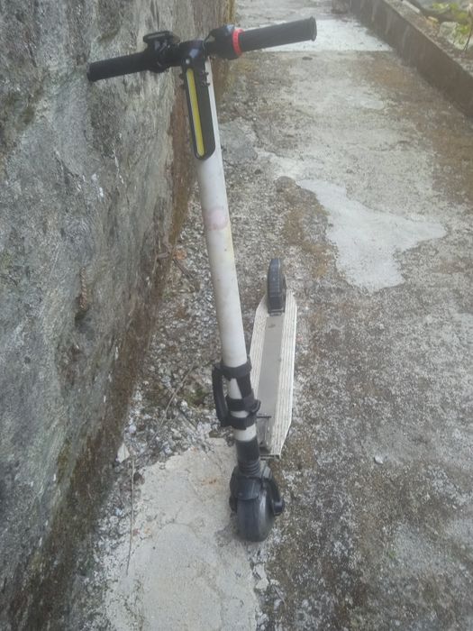 Trotinete elétrica com carregador para peças