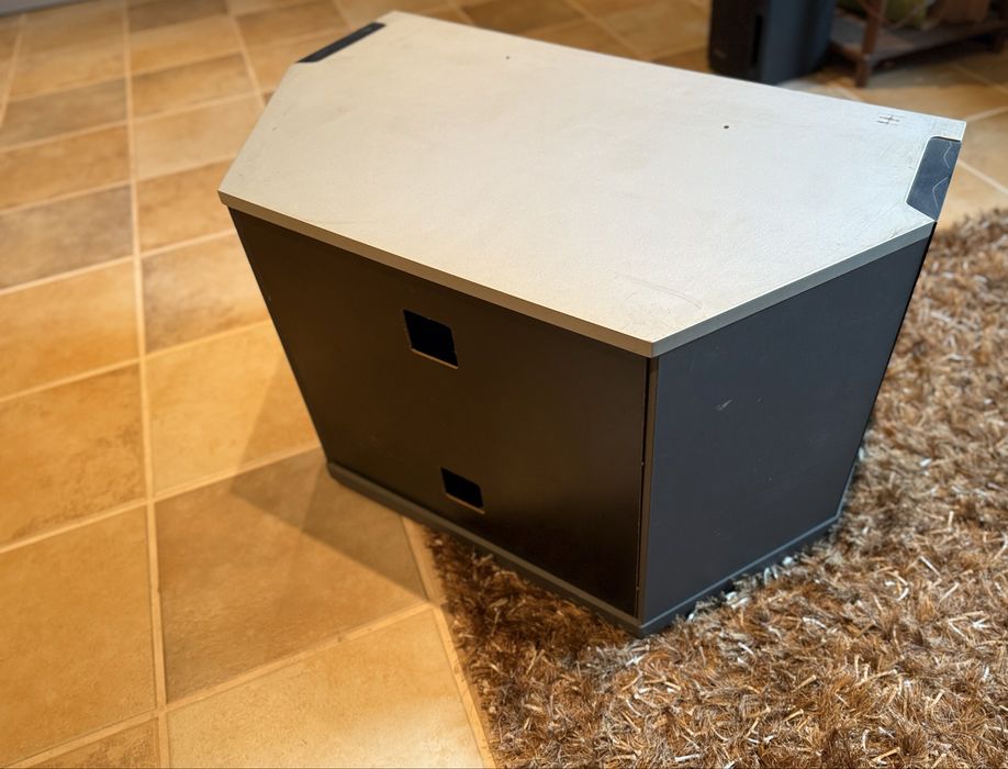 Móvel com portas em vidro fumado