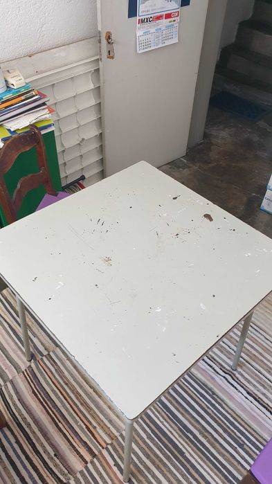 Mesa metálica antiga