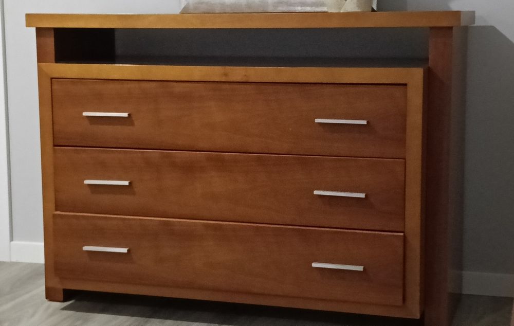 Cómoda em cerejeira