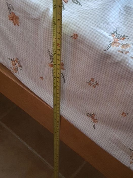 Cama de casal em pinho mel com 2 mesas de cabeceira