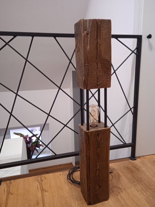 Lampa stojąca loft ze starej belki.