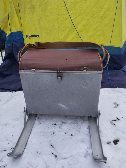 Ящик рыболовный с лыжами.