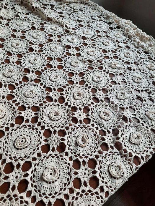 Selling a crocheted tablecloth431195603170109442