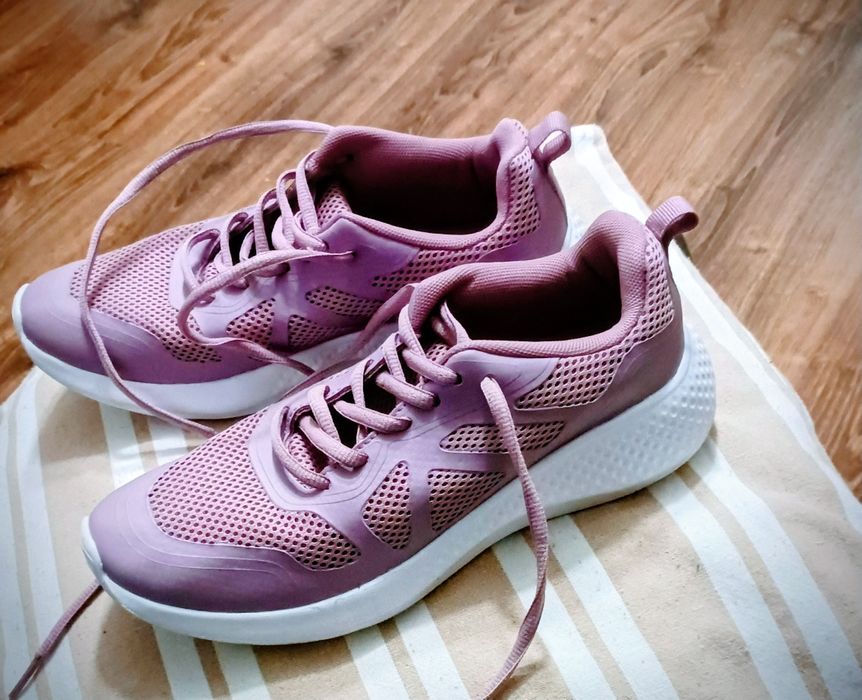 Ładne buty sportowe w kolorze lila.