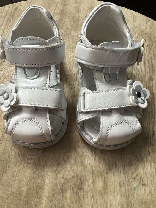 Sandałki skórzane dziewczęce