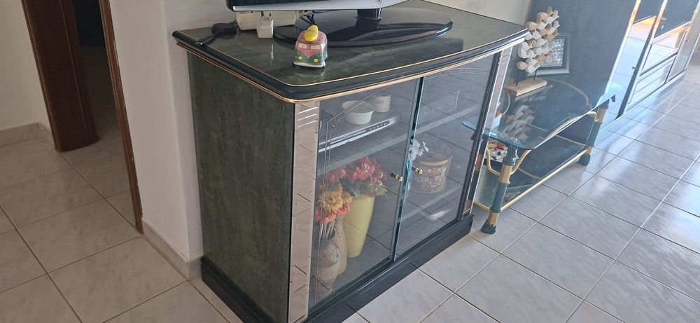 Mobília completa para sala. Estante, aparador, móvel TV, mesa centro, mesa jantar com 6 cadeiras, sofá cama 3 lugares e sofá individual ambos em pele.