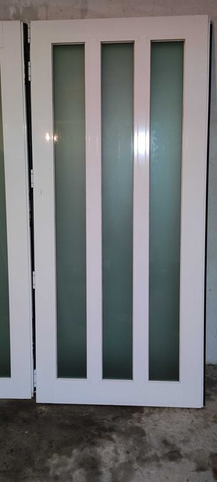 Portas externas de PVC branco, com seus batentes, em excelente estado.