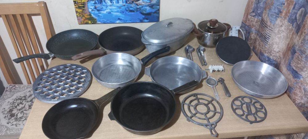 Алюмінієві та чавунна сковорідки, гусятниці, пельменниця,  радянського виробництва,  сучасний посуд