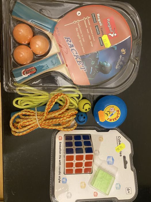 Zestaw zabawek Kostka Rubika, Paletki do Ping-ponga, Skakanka, Guma