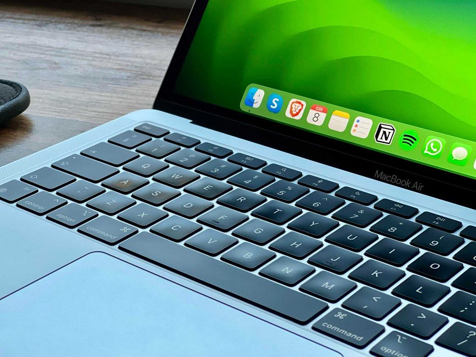 Bardzo zadbany MacBook Air 13 2020 M1 8 256 + magnetyczne etui Incase