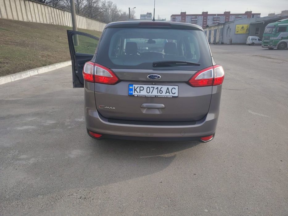 Машина Ford C-Max