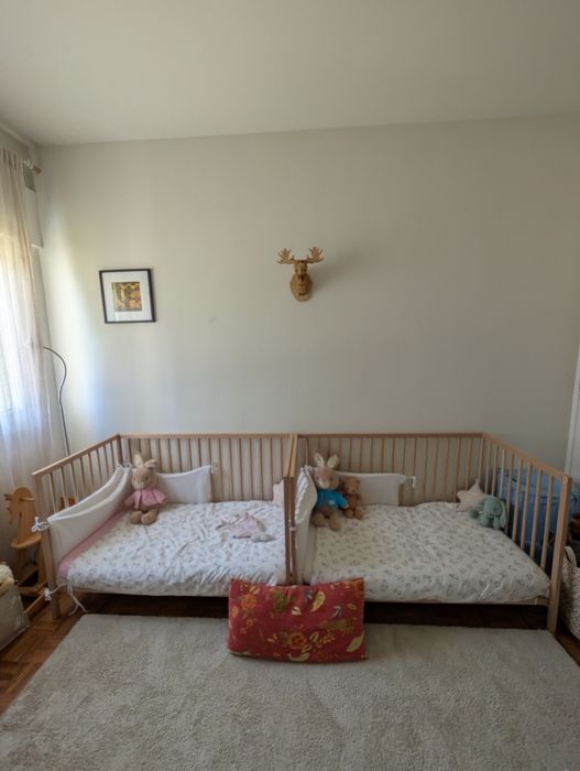 Berço / cama de grades Ikea de madeira com colchão