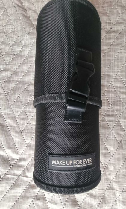Pinceis e bolsa makeup forever