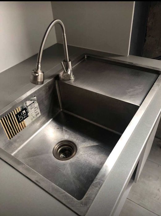 Кухонна мийка з нержавіючої сталі