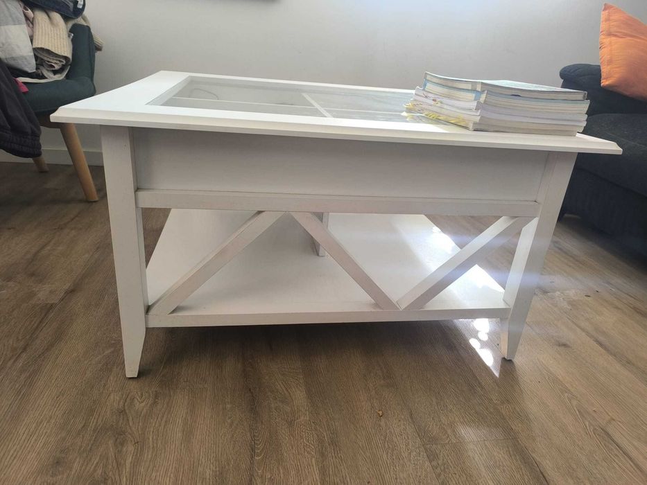 Mesa de centro com tampo de vidro e gaveta