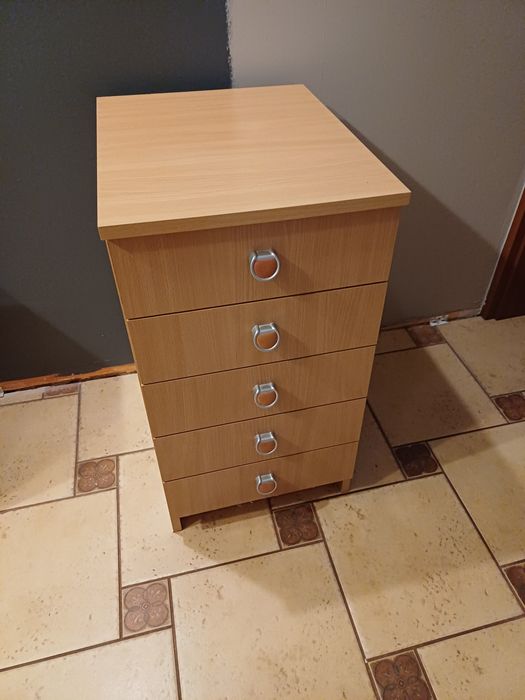 Regał słupek z 5 szufladami.