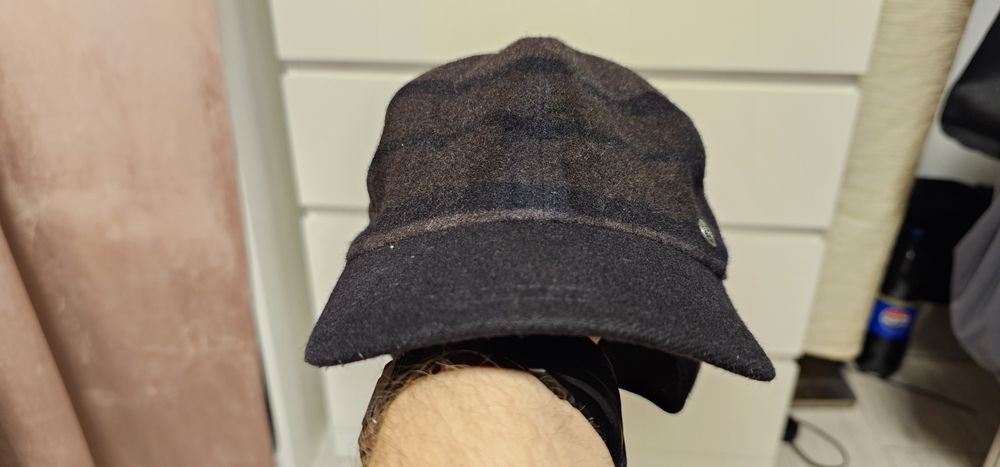Bugatti wełniana zimowa czapka z daszkiem rozmiar 56 stan bardzo dobry