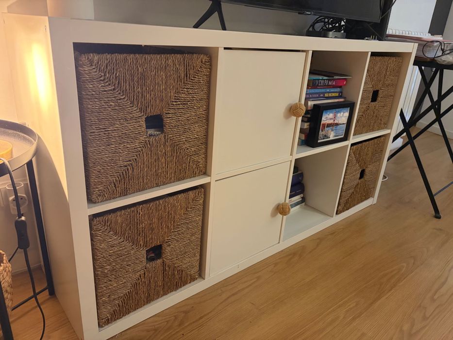 Estante branca com 8 divisoes