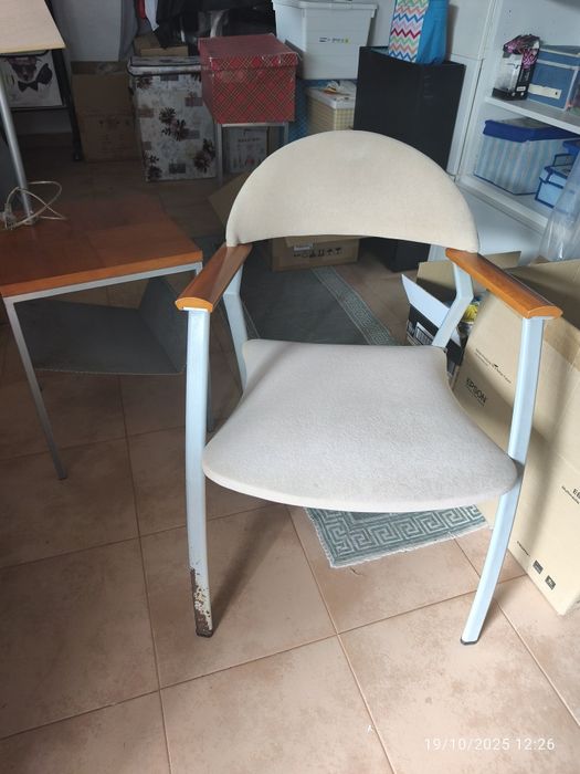 Mesa c/candeeiro e cadeira