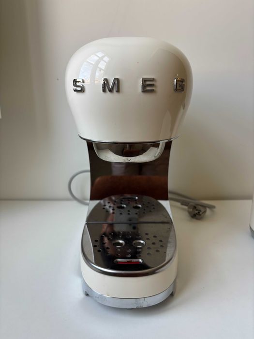 Máquina de café SMEG e o seu batedor de leite