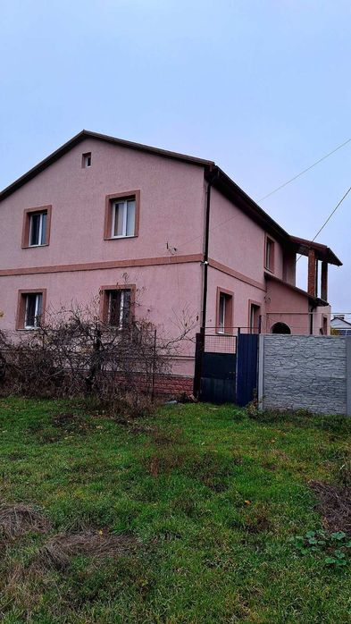 Сучасний будинок з великою ділянкою