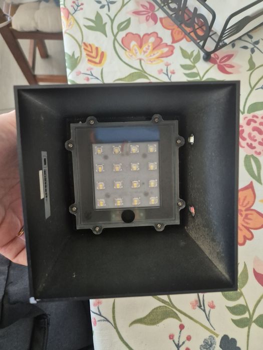 Iluminação exterior solar com sensor de movimento