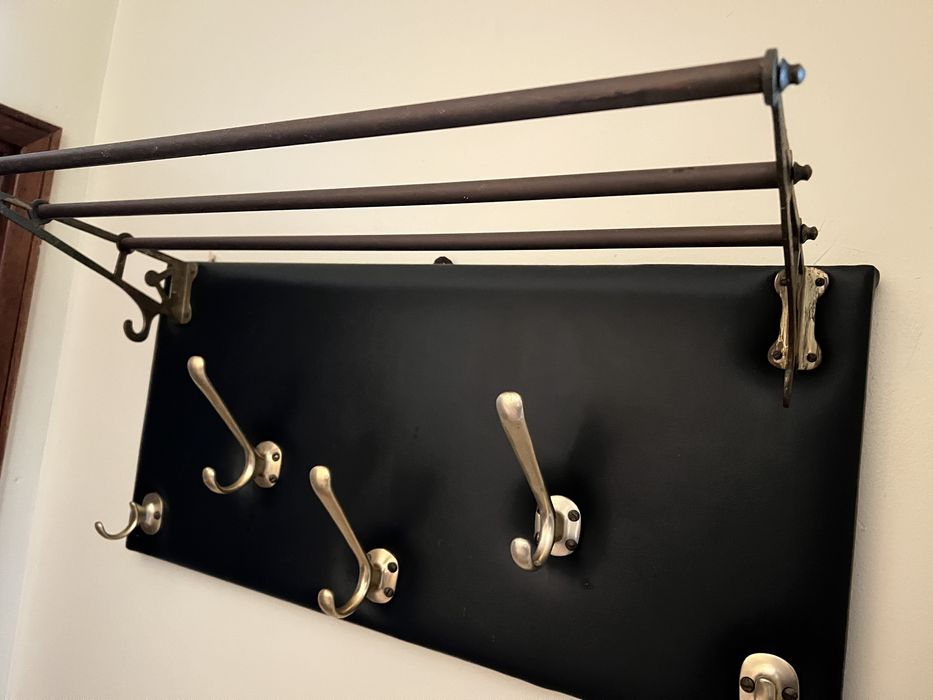 Bengaleiro em napa preta com prateleira em latão