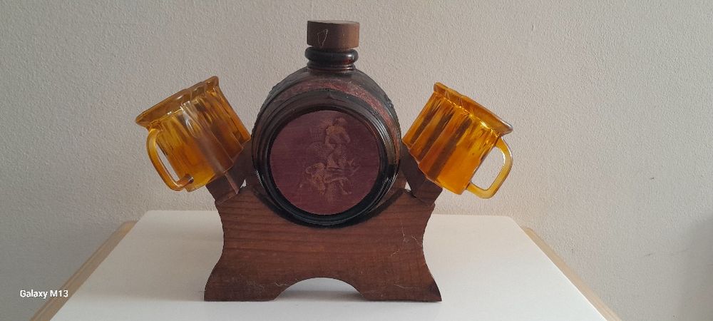 Barril decorativo em loiça e copos vidro