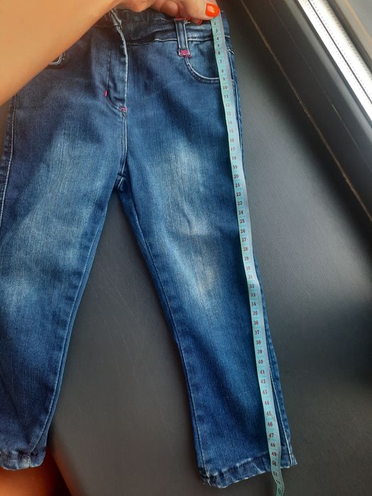 Джинсы синего и черного цвета