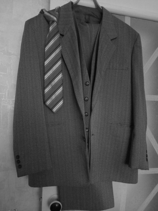 Предлагаю купить мужской костюм-тройку(пиджак. жилет, брюки)  48-50