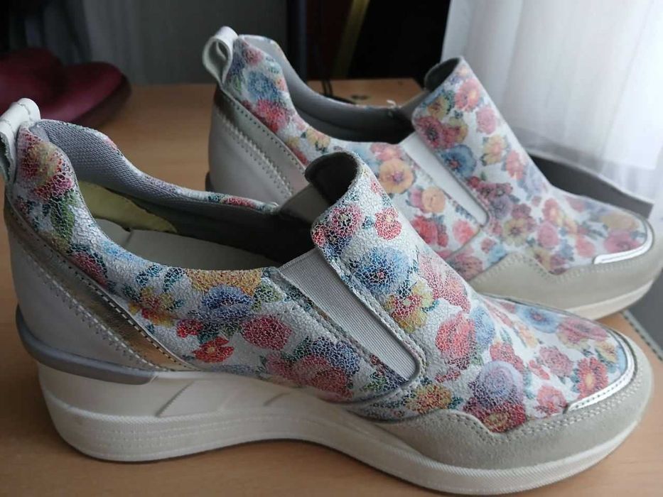 Жіночі кросівки на високій платформі